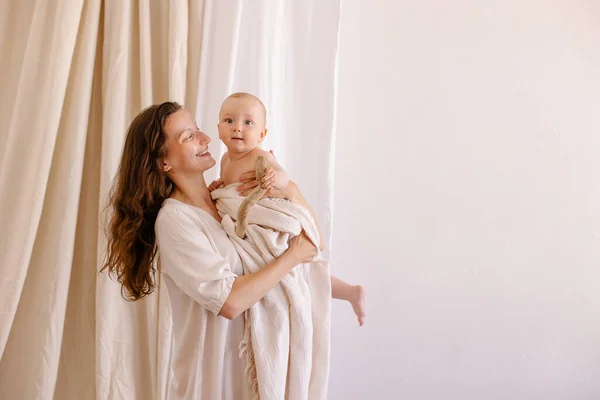 Mãe Roupas Brancas Beijar Bebê Pureza Inocência Santidade Maternidade Mãe — Fotografia de Stock