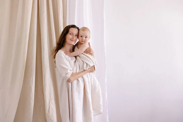 Mãe Roupas Brancas Beijar Bebê Pureza Inocência Santidade Maternidade Mãe — Fotografia de Stock