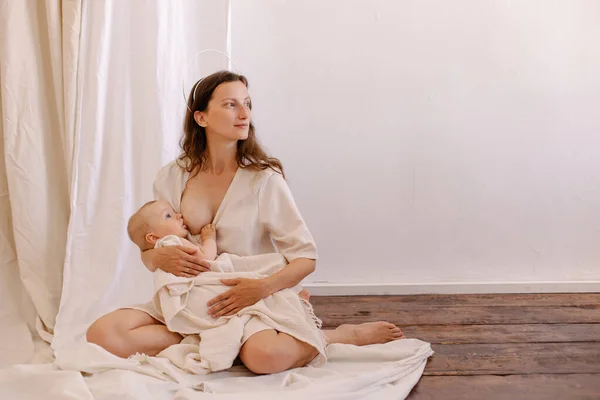 Mãe Está Amamentar Bebé Mulher Branco Criança Nos Braços Miúdo — Fotografia de Stock