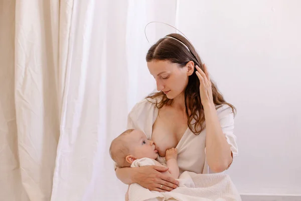 Mãe Está Amamentar Bebé Mulher Branco Criança Nos Braços Miúdo — Fotografia de Stock