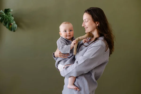 Mãe Pijama Roupas Cinzentas Abraçar Bebê Mãe Filho Felicidade Maternidade — Fotografia de Stock