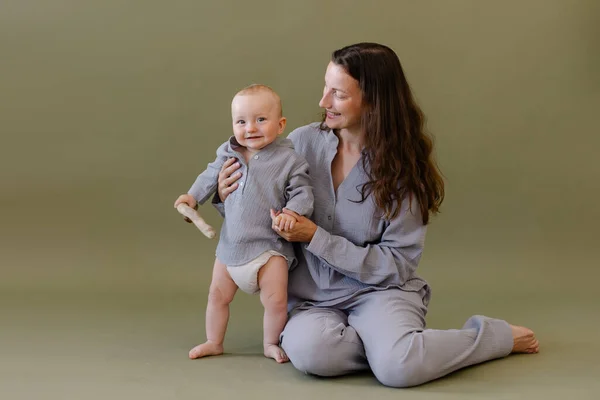 Mãe Pijama Roupas Cinzentas Abraçar Bebê Mãe Filho Felicidade Maternidade — Fotografia de Stock