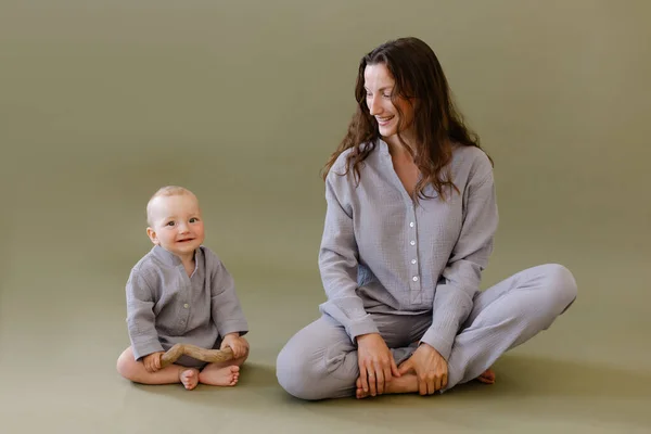 Matka Šedém Oblečení Pyžamo Hrát Dítětem Máma Dítě Štěstí Mateřství — Stock fotografie