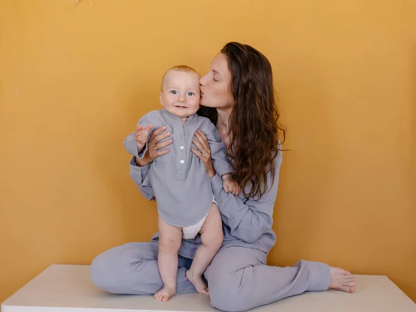 Matka Šedých Šatech Pyžamo Líbá Dítě Máma Dítě Štěstí Mateřství — Stock fotografie