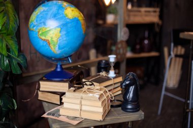 Küre Kitapları ve Satranç Parçalarıyla Hayat. Okul konseptine geri dönelim. Kartpostalın kapağını açık tut. Bilgi edinme. Güzel oda. Öğrenci ya da öğrenci işyeri. Öğretmenin masası.