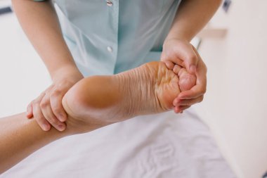 Ayak masajı yakın plan. Spa salonu kendi kendine bakım rahatlaması. Ayakları büküyorum. Zevkli zevkler. - Masör çalışıyor. Yorgunluk ve bacak ağrısını tedavi ediyor. Sağlık hizmeti akupunkturu. Masaj Topuğu Parmaklar ayak