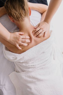 genç kadın masaj spa salonda alma