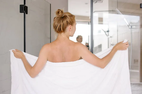 Kadın Banyodan Çıkıyor Sabah Erkenden Canlandırıcı Bir Duş Günlük Rutin — Stok fotoğraf