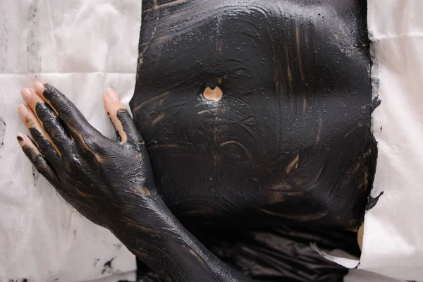 Τυλίξτε Όλο Σώμα Κοιλιά Είναι Καλυμμένη Πήλινη Μάσκα Διαδικασία Σπα — Φωτογραφία Αρχείου