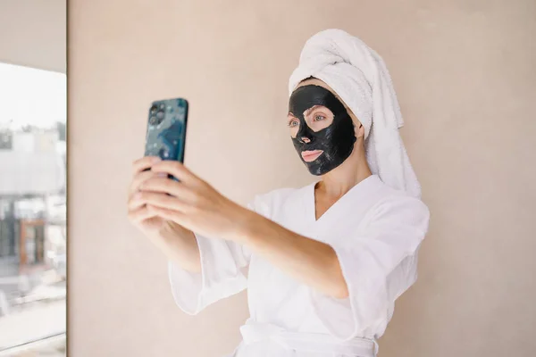 Mujer Haciendo Procedimiento Spa Máscara Barro Casa Línea Selfie Salón — Foto de Stock