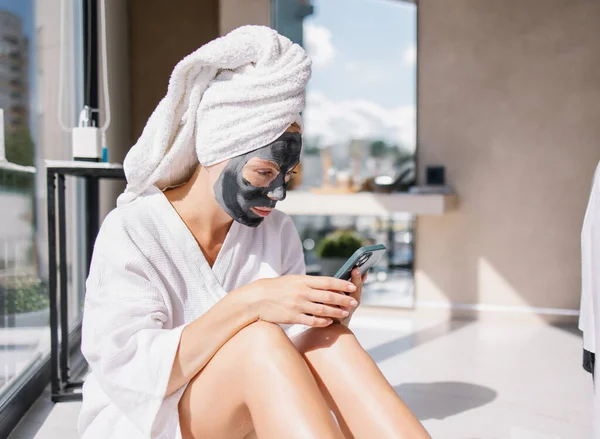 Mujer Haciendo Procedimiento Spa Máscara Barro Línea Blogger Con Teléfono —  Fotos de Stock