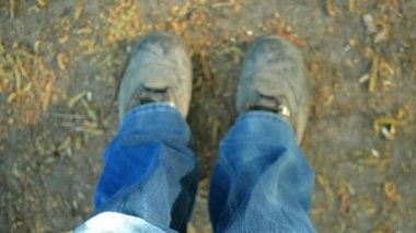 Uzun bir yolculuktan sonra tozlu botlar. Yukarıdan bak..