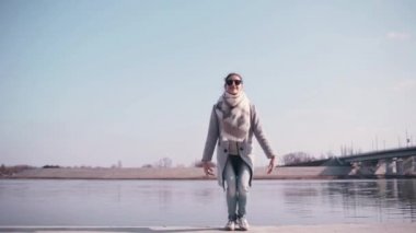 Güneş gözlüklü kız atlama