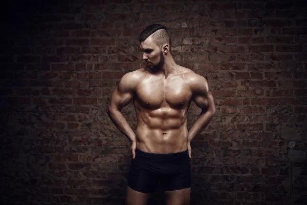 Young muscular man posing — Stock Photo, Image