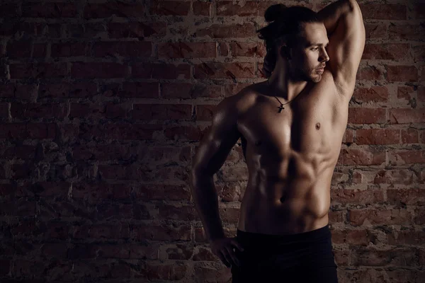 Young muscular man posing — Stock Photo, Image