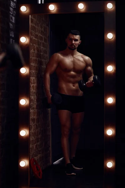 Jeune homme musclé et miroir — Photo