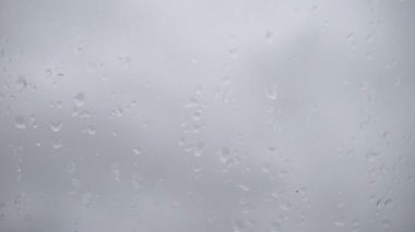 Pencereye yağmur damlaları