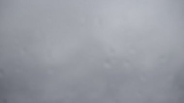 Pencereye yağmur damlaları