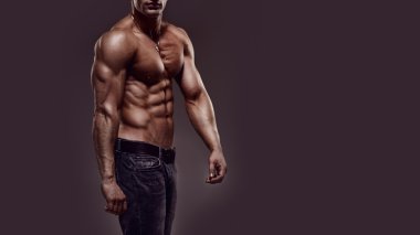 gömleksiz genç adam