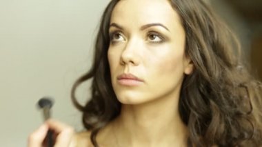 Sesi gözlerinin altında düzgünleştirme