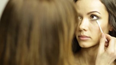 Güzel model makyaj yapıyor