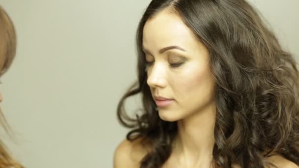 Doen van make-up op mooi model — Stockvideo
