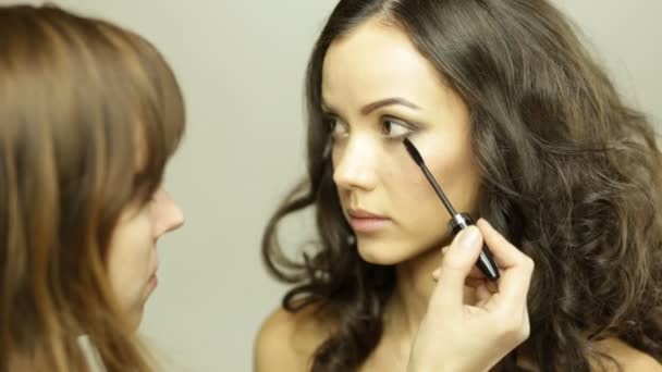 Hacer maquillaje en modelo bonito . — Vídeo de stock