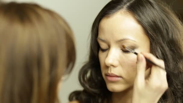 Robienie makijażu na ładny model — Wideo stockowe