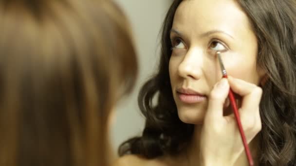 Делать макияж на красивой модели — стоковое видео