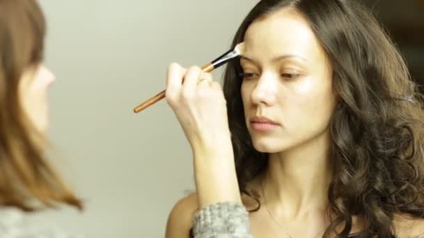 Doen van make-up op mooi model — Stockvideo