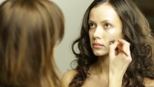 Fare il trucco su bella modella — Video Stock