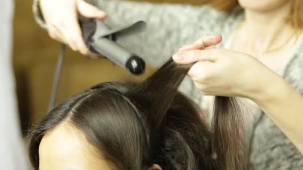 Haciendo proceso de pelo — Vídeos de Stock