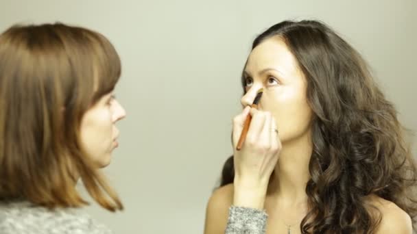 Dělá make-up na pěkný model — Stock video