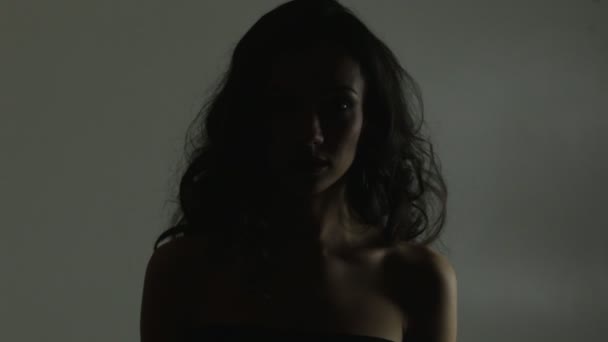 Dame à la lumière dramatique 