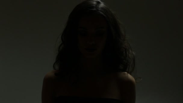 Dame à la lumière dramatique 