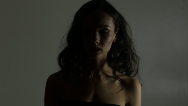 Dame à la lumière dramatique 