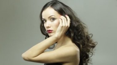 Esmer Bayan açmak kafa kameraya