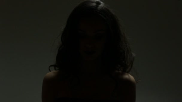 Dame à la lumière dramatique 