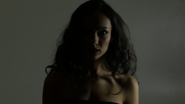 Dame à la lumière dramatique 