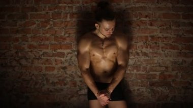 genç atletik erkek poz