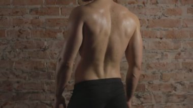 genç atletik erkek poz