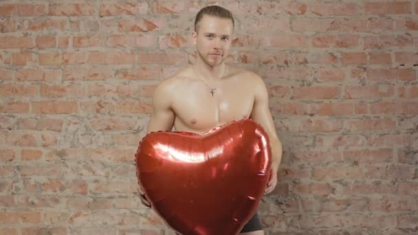 Vältränad kille och kärlek ballong — Stockvideo