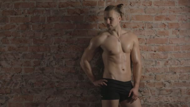 Junger athletischer Mann posiert — Stockvideo