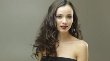 Esmer kadın gülümsüyor