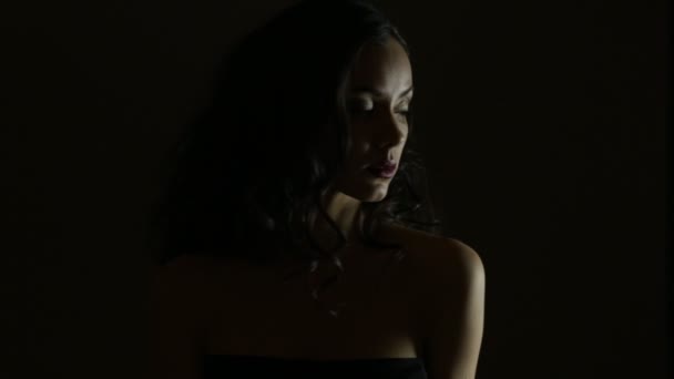 Dame à la lumière dramatique 