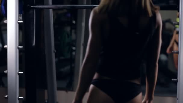 Blonde fille en salle de gym — Video