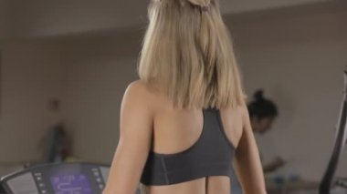 Spor salonunda sarışın kız