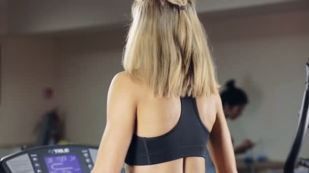 Blonde fille en salle de gym — Video