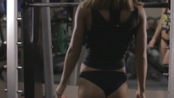 Chica rubia en el gimnasio — Vídeos de Stock