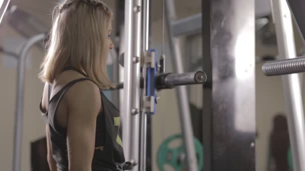 Blonde fille en salle de gym — Video